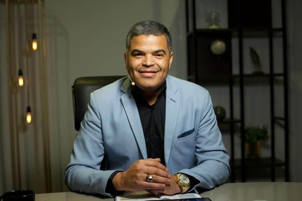 Pr. Wanderson Silva ensinando com a Bíblia, pastor e professor de Escola Bíblica Dominical