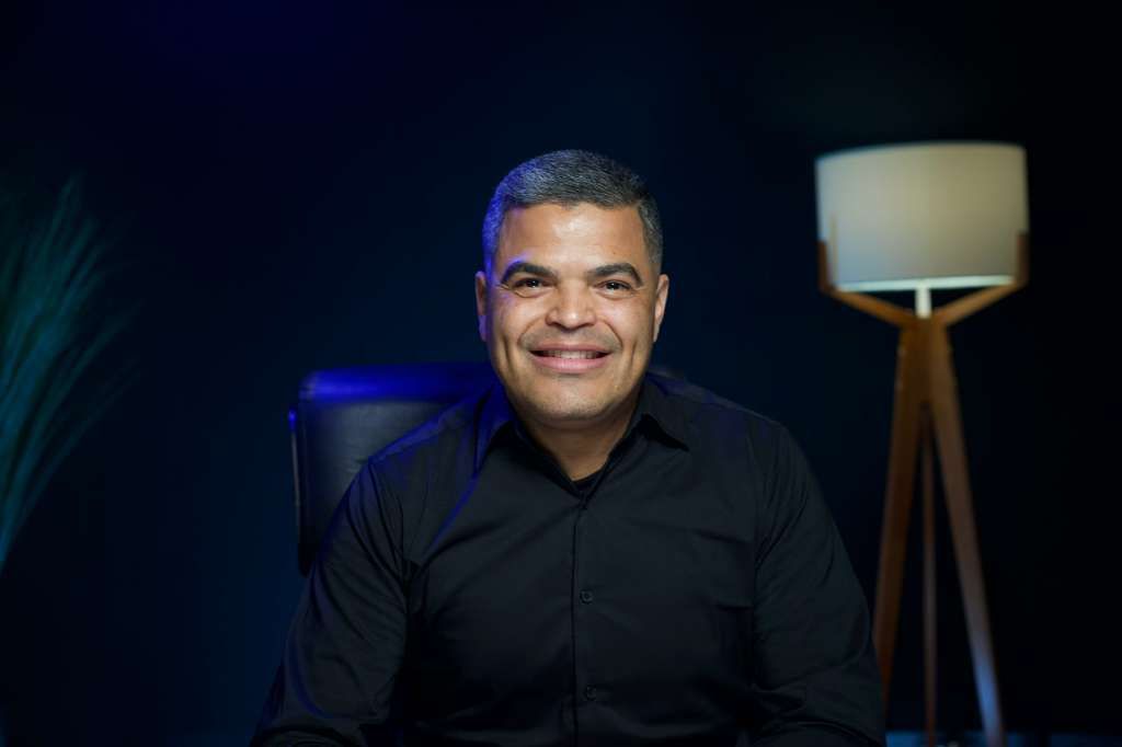 Pr. Wanderson Silva sorrindo, ministro dedicado ao ensino bíblico e formação de líderes cristãos