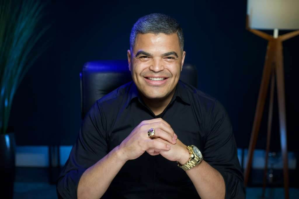 Pr. Wanderson Silva em momento de reflexão, pastor e professor dedicado ao estudo das Escrituras