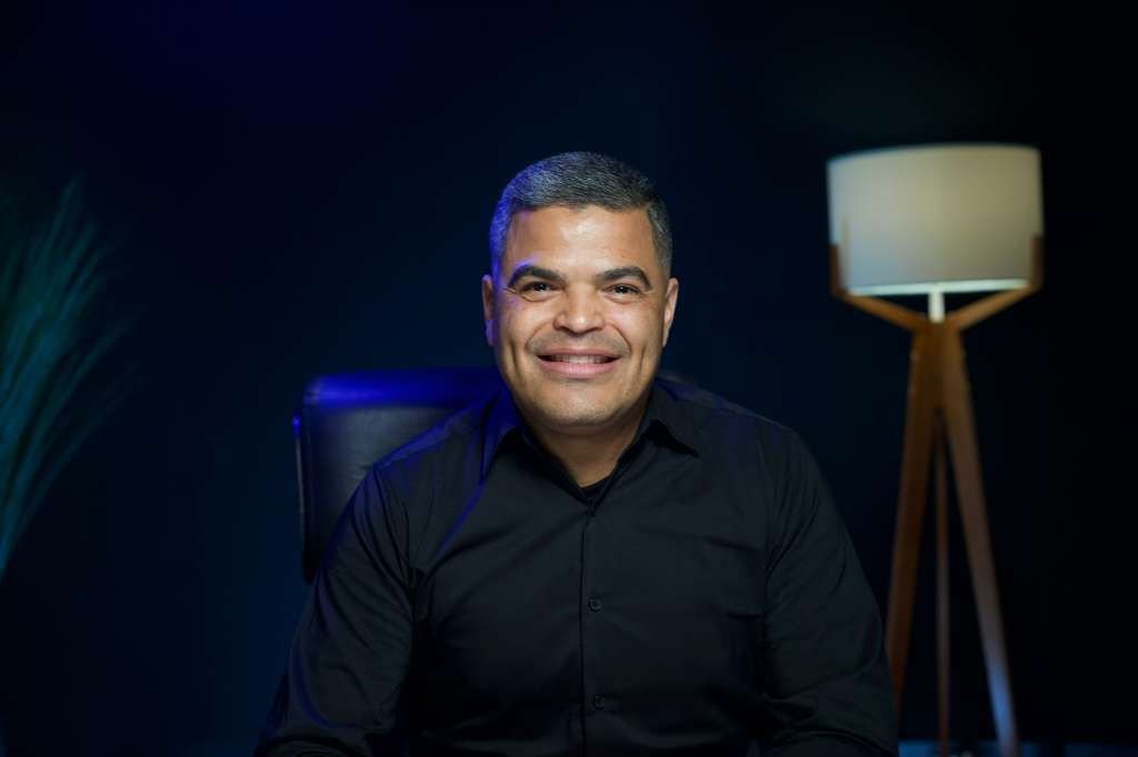 Pr. Wanderson Silva em momento de reflexão, pastor e professor dedicado ao estudo das Escrituras